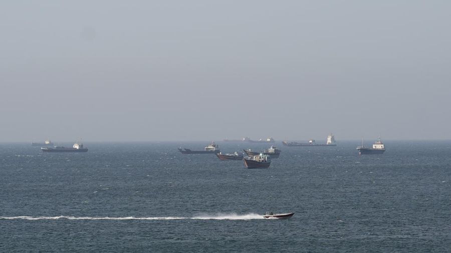 Kapal dan tanker di Selat Hormuz di lepas pantai Musandam, Oman, 18 April 2026. (REUTERS/Stringer)