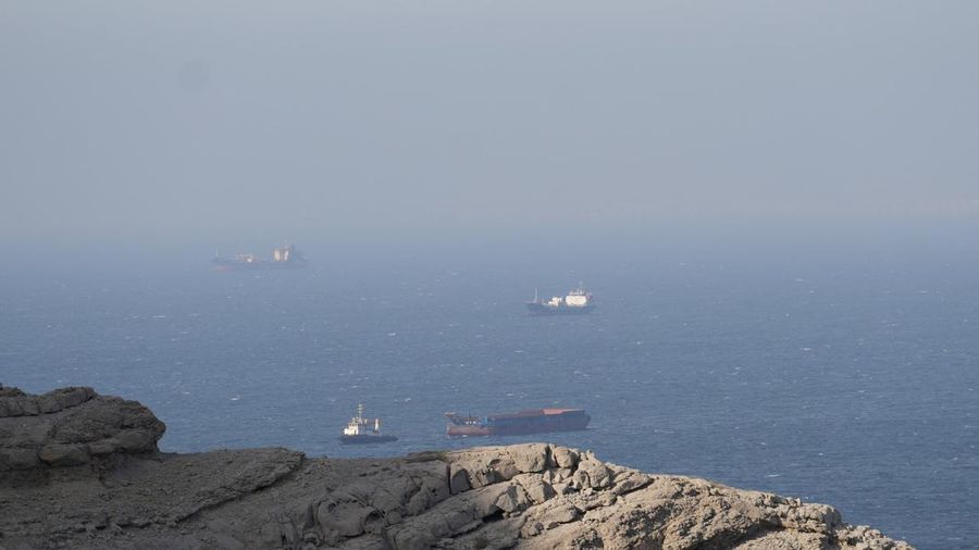 Kapal dan tanker di Selat Hormuz di lepas pantai Musandam, Oman, 18 April 2026. (REUTERS/Stringer)