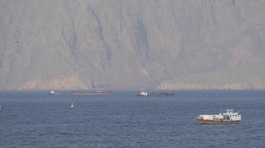 Kapal dan tanker di Selat Hormuz di lepas pantai Musandam, Oman, 18 April 2026. (REUTERS/Stringer)