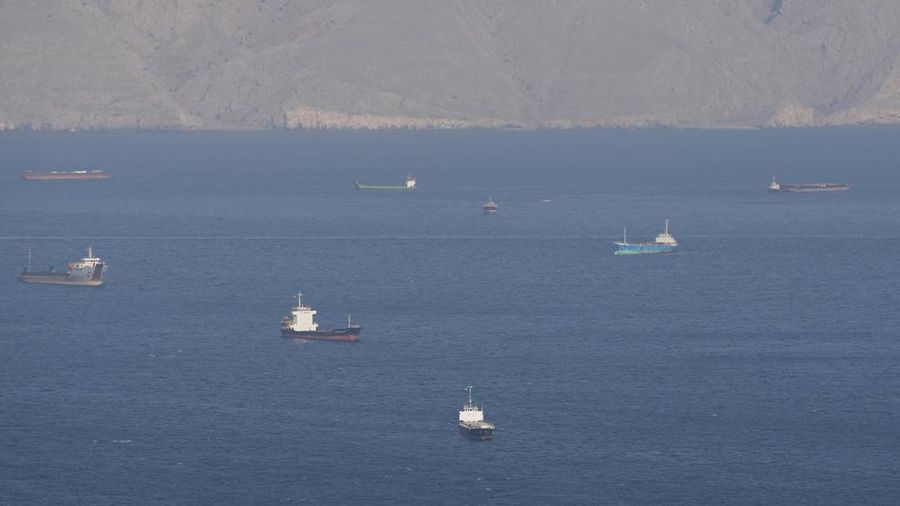 Kapal dan tanker di Selat Hormuz di lepas pantai Musandam, Oman, 18 April 2026. (REUTERS/Stringer)