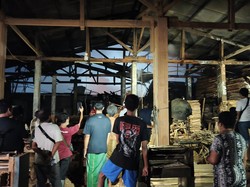 Kebakaran Hebat Gudang Kayu di Denpasar, Damkar Hilir Mudik Padamkan Api