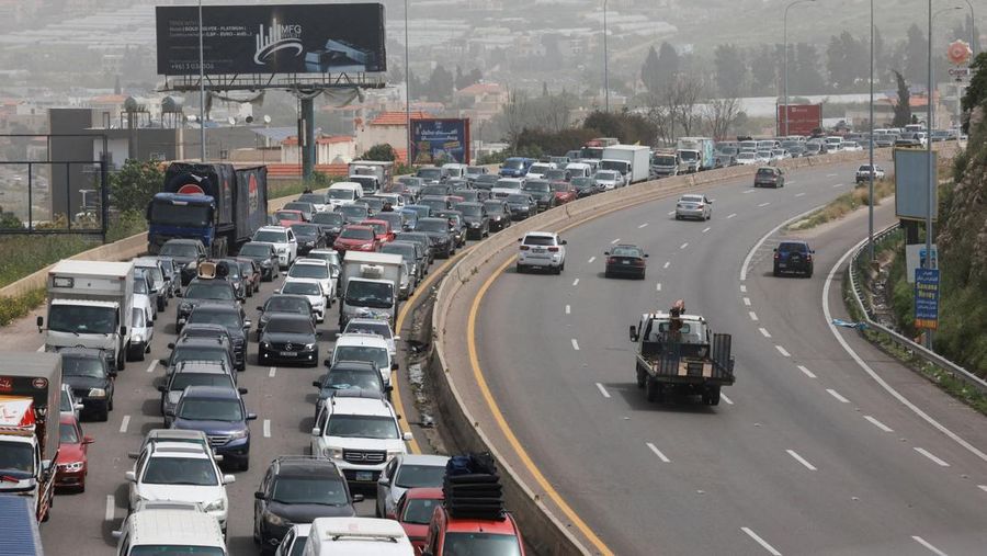 Pasukan penjaga perdamaian PBB berhati-hati saat para pengungsi kembali ke rumah mereka menyeberangi jembatan nan menghubungkan Lebanon selatan dengan bagian negara lainnya, nan sebelumnya dihantam serangan Israel, setelah gencatan senjata 10 hari antara Lebanon dan Israel mulai berlaku, di Qasmiyeh, Lebanon, 18 April 2026. (REUTERS/Louisa Gouliamaki)