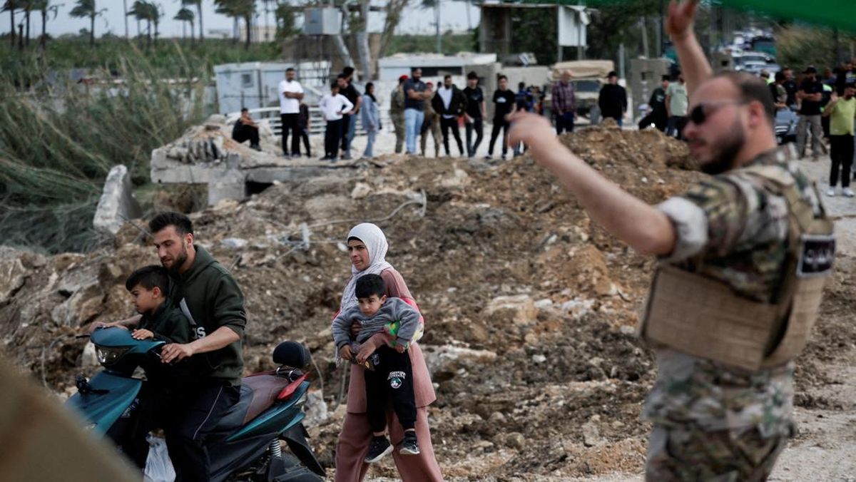 FOTO: Lewat Jalur Darurat Qasmiyeh, Warga Lebanon Kembali Pulang