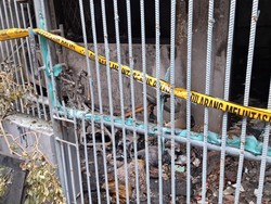 Sekeluarga di Jakbar Tewas Saat Rumah Terbakar, Bangunan Digarisi Polisi