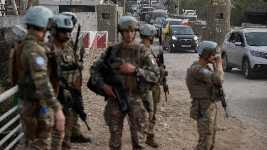 Pasukan penjaga perdamaian PBB berhati-hati saat para pengungsi kembali ke rumah mereka menyeberangi jembatan nan menghubungkan Lebanon selatan dengan bagian negara lainnya, nan sebelumnya dihantam serangan Israel, setelah gencatan senjata 10 hari antara Lebanon dan Israel mulai berlaku, di Qasmiyeh, Lebanon, 18 April 2026. (REUTERS/Louisa Gouliamaki)