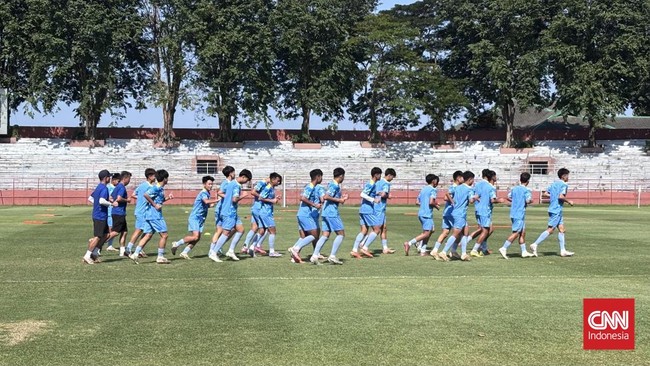Timnas Vietnam U-17 menjalani sesi latihan di bawah sengatan cuaca panas Surabaya menjelang laga krusial melawan Timnas Indonesia U-17.