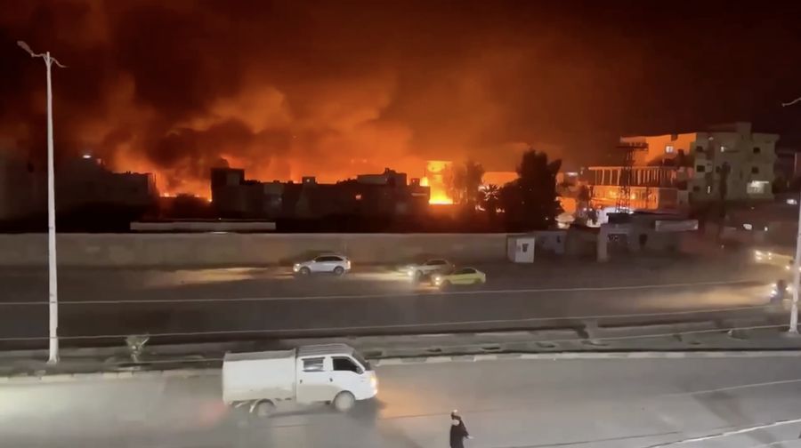 Sebuah truk tangki bahan bakar terbakar saat melintas di pusat kota Hasakah, timur laut Suriah, pada Kamis (16/4), memicu kepanikan di area padat aktivitas tersebut. (Tangkapan Layar Video Reuters/)