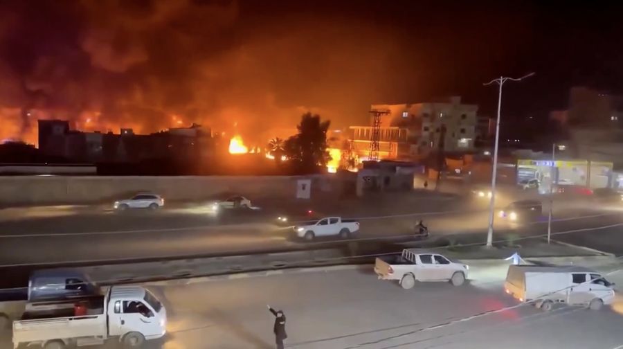 Sebuah truk tangki bahan bakar terbakar saat melintas di pusat kota Hasakah, timur laut Suriah, pada Kamis (16/4), memicu kepanikan di area padat aktivitas tersebut. (Tangkapan Layar Video Reuters/)