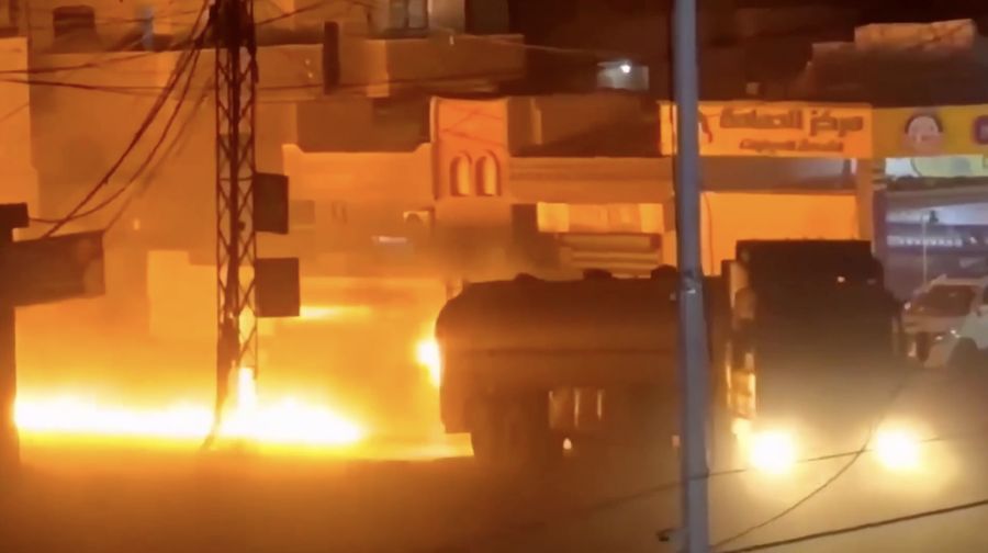 Sebuah truk tangki bahan bakar terbakar saat melintas di pusat kota Hasakah, timur laut Suriah, pada Kamis (16/4), memicu kepanikan di area padat aktivitas tersebut. (Tangkapan Layar Video Reuters/)