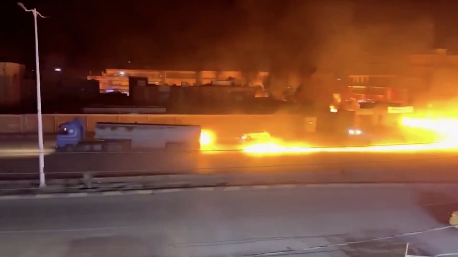 Sebuah truk tangki bahan bakar terbakar saat melintas di pusat kota Hasakah, timur laut Suriah, pada Kamis (16/4), memicu kepanikan di area padat aktivitas tersebut. (Tangkapan Layar Video Reuters/)