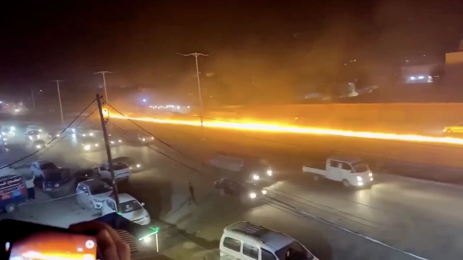 Sebuah truk tangki bahan bakar terbakar saat melintas di pusat kota Hasakah, timur laut Suriah, pada Kamis (16/4), memicu kepanikan di area padat aktivitas tersebut. (Tangkapan Layar Video Reuters/)