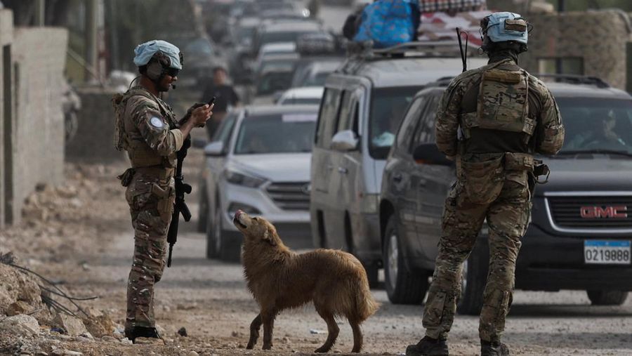 Pasukan penjaga perdamaian PBB berhati-hati saat para pengungsi kembali ke rumah mereka menyeberangi jembatan nan menghubungkan Lebanon selatan dengan bagian negara lainnya, nan sebelumnya dihantam serangan Israel, setelah gencatan senjata 10 hari antara Lebanon dan Israel mulai berlaku, di Qasmiyeh, Lebanon, 18 April 2026. (REUTERS/Louisa Gouliamaki)