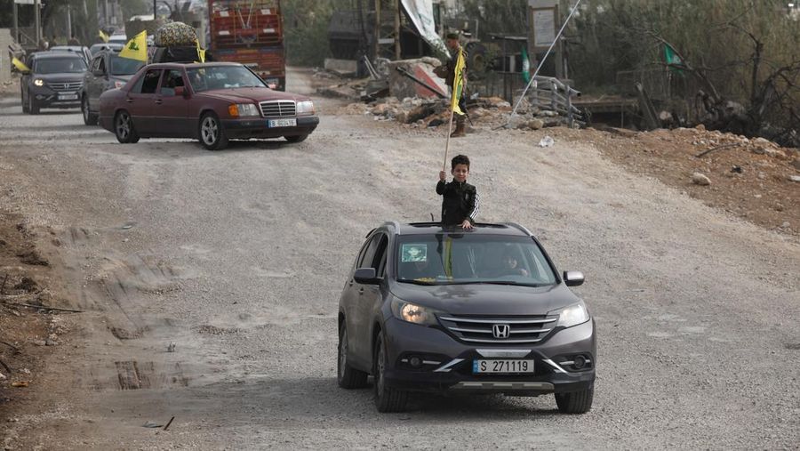 Pasukan penjaga perdamaian PBB berhati-hati saat para pengungsi kembali ke rumah mereka menyeberangi jembatan nan menghubungkan Lebanon selatan dengan bagian negara lainnya, nan sebelumnya dihantam serangan Israel, setelah gencatan senjata 10 hari antara Lebanon dan Israel mulai berlaku, di Qasmiyeh, Lebanon, 18 April 2026. (REUTERS/Louisa Gouliamaki)