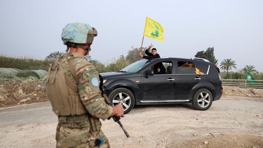 Pasukan penjaga perdamaian PBB berhati-hati saat para pengungsi kembali ke rumah mereka menyeberangi jembatan nan menghubungkan Lebanon selatan dengan bagian negara lainnya, nan sebelumnya dihantam serangan Israel, setelah gencatan senjata 10 hari antara Lebanon dan Israel mulai berlaku, di Qasmiyeh, Lebanon, 18 April 2026. (REUTERS/Louisa Gouliamaki)