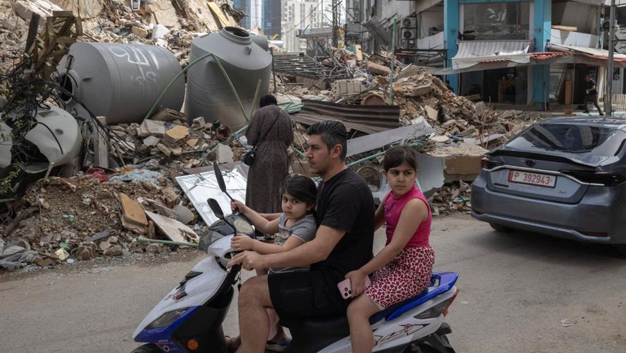 Pasukan penjaga perdamaian PBB berhati-hati saat para pengungsi kembali ke rumah mereka menyeberangi jembatan nan menghubungkan Lebanon selatan dengan bagian negara lainnya, nan sebelumnya dihantam serangan Israel, setelah gencatan senjata 10 hari antara Lebanon dan Israel mulai berlaku, di Qasmiyeh, Lebanon, 18 April 2026. (REUTERS/Louisa Gouliamaki)