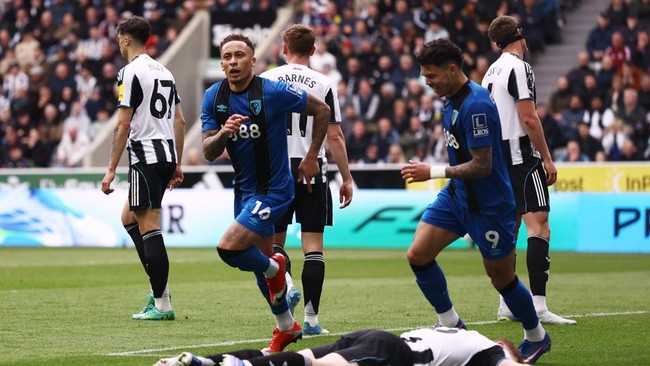 Bournemouth meraih kemenangan secara dramatis usai menggilas Newcastle United 2-1 dalam matchday ke-33 Liga Inggris di Stadion St. James' Park, Sabtu (18/4).