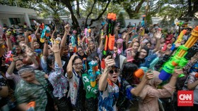 FOTO: Tradisi Perang Air ala Thailand Hadir di Ibu Kota
