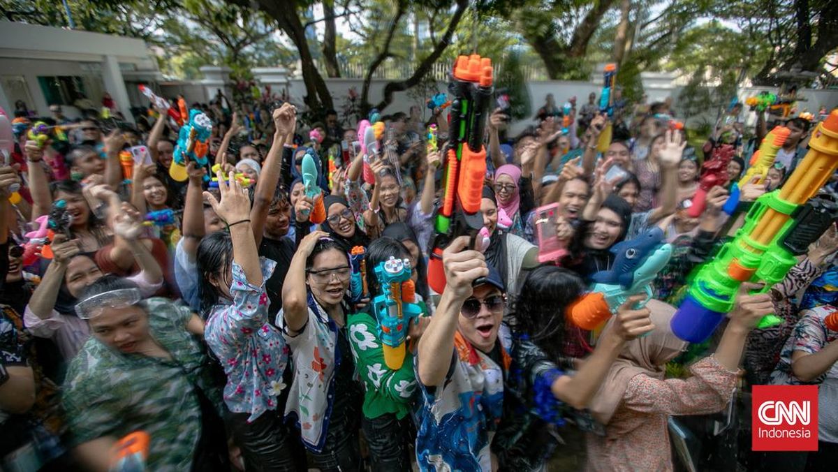 Foto: Tradisi Perang Air Ala Thailand Hadir Di Ibu Kota