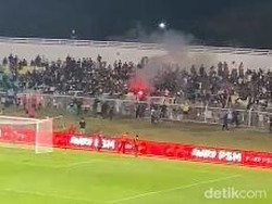 Suporter Nyalakan 2 Flare Usai PSM Makassar Dipermalukan Borneo FC