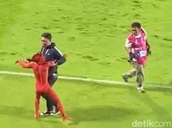 Suporter Masuk Datangi Wasit Usai PSM Dipecundangi Borneo FC di Stadion GBH