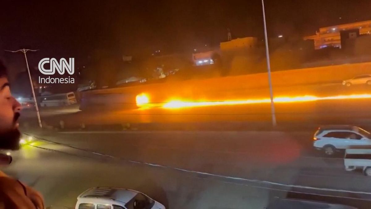 Momen Truk Tangki Terbakar Tinggalkan Jejak Api Di Suriah