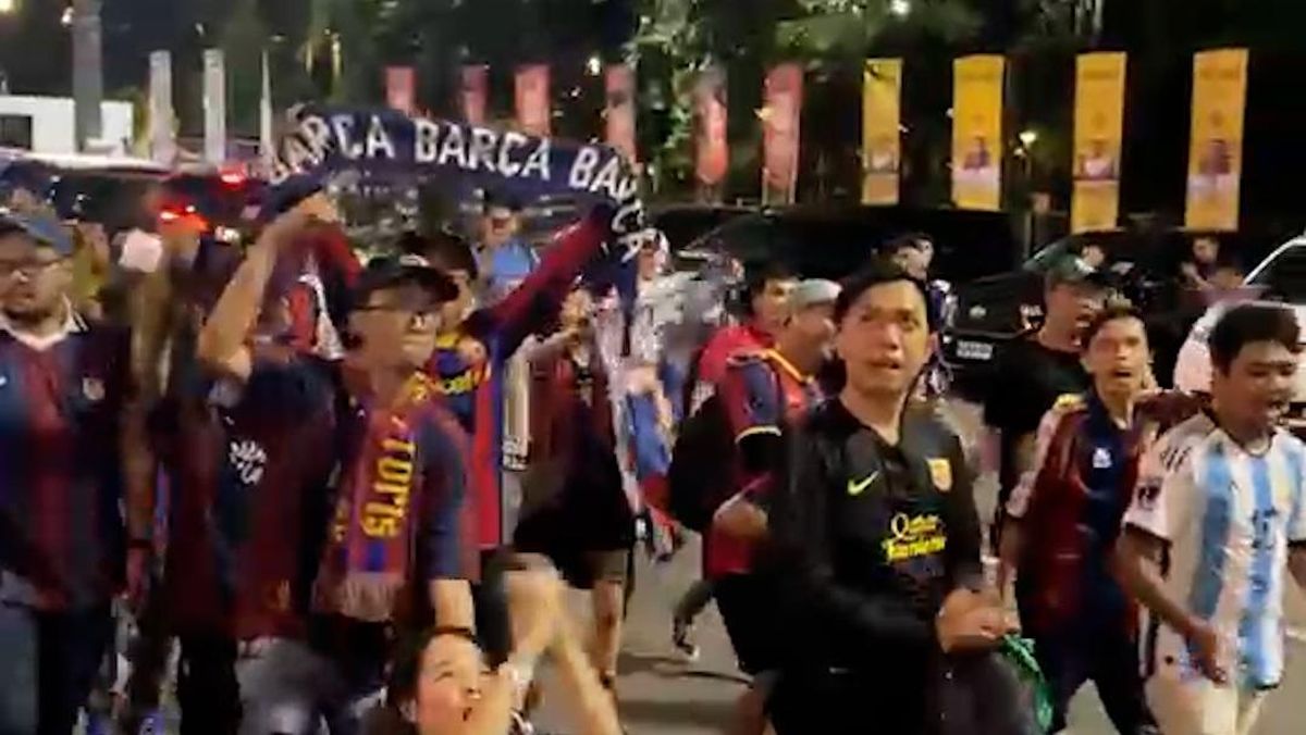 Sorak-sorai Suporter Barcelona Di Clash Of Legends