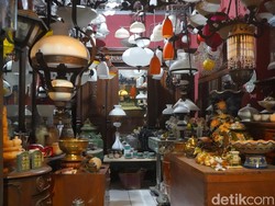 Tergerus Zaman, Toko Barang Antik di Patmosusastro Surabaya Tetap Bertahan