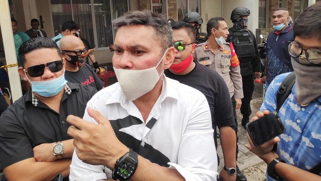 Polisi menyebut pelaku penikaman mengenal sosok Ketua Dewan Pimpinan Cabang (DPC) Partai Golkar Maluku Tenggara, Agrapinus Rumatora alias Nus Kei (59).