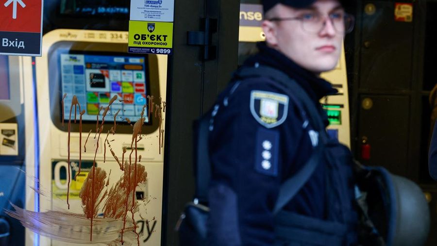 Sebuah kendaraan lapis baja di luar supermarket, tempat polisi Ukraina menembak meninggal seorang laki-laki nan melepaskan tembakan di sebuah distrik kota dan membentengi dirinya di dalam supermarket pada hari Sabtu, kata Menteri Dalam Negeri Ukraina Ihor Klymenko, di Kyiv, Ukraina, 18 April 2026. (REUTERS/Valentyn Ogirenko)