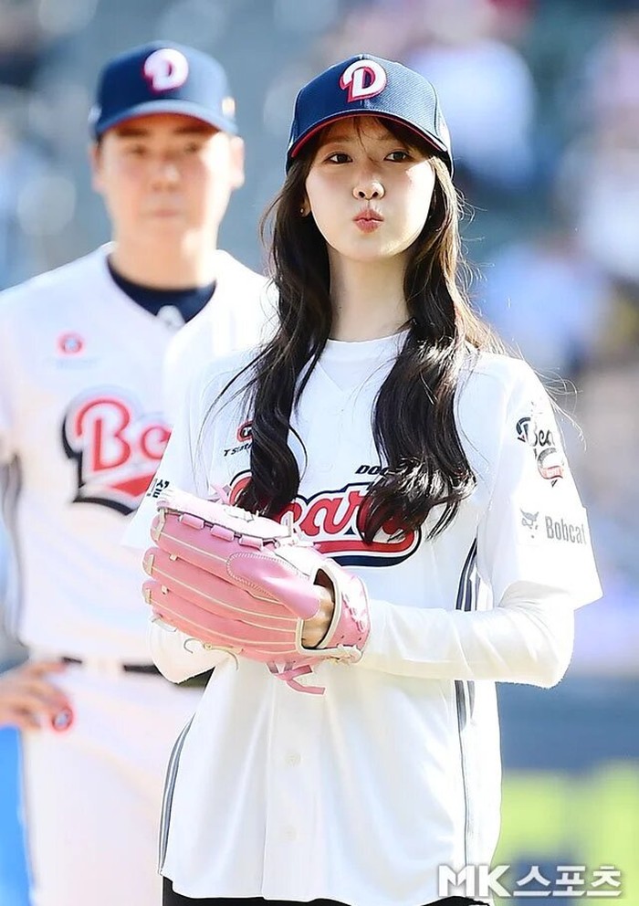 Di lapangan, YoonA tampil simpel namun tetap stylish dengan seragam Doosan Bears, celana hitam, dan topi baseball. Ia juga menambahkan sentuhan pink gloves yang membuat tampilannya terlihat fresh dan playful/Foto: MK Sports
