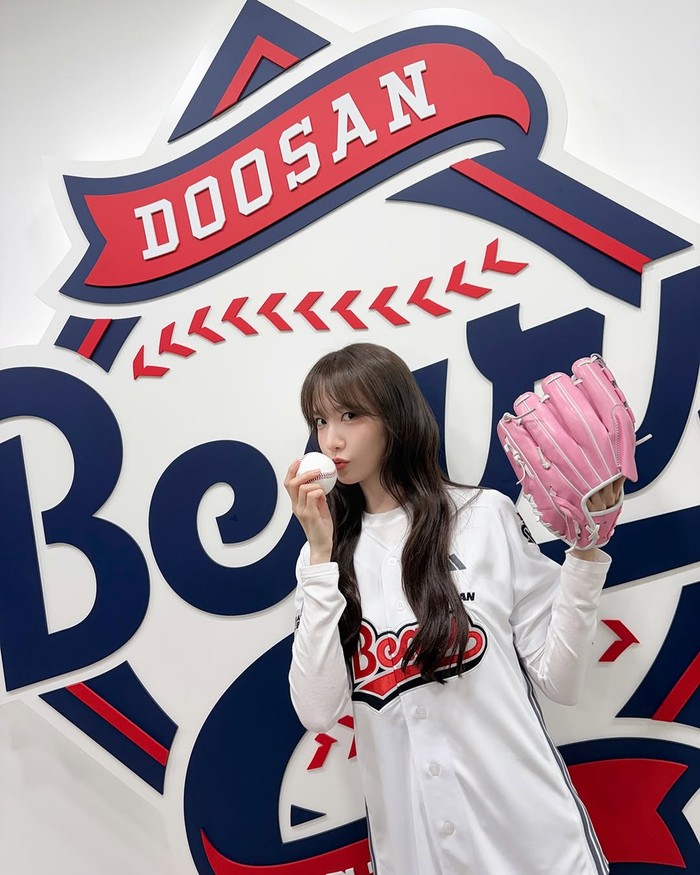 Im Yoon Ah tampil mencuri perhatian saat hadir di Jamsil Baseball Stadium, Seoul, pada 18 April 2026. Ia diundang untuk melakukan ceremonial first pitch dalam pertandingan Doosan Bears vs KIA Tigers di KBO League./Foto: instagram.com/limyoona__official