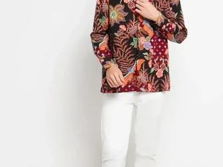 Simpel & Elegan, Kemeja Batik Hitam Ini Bikin Look Makin Mahal