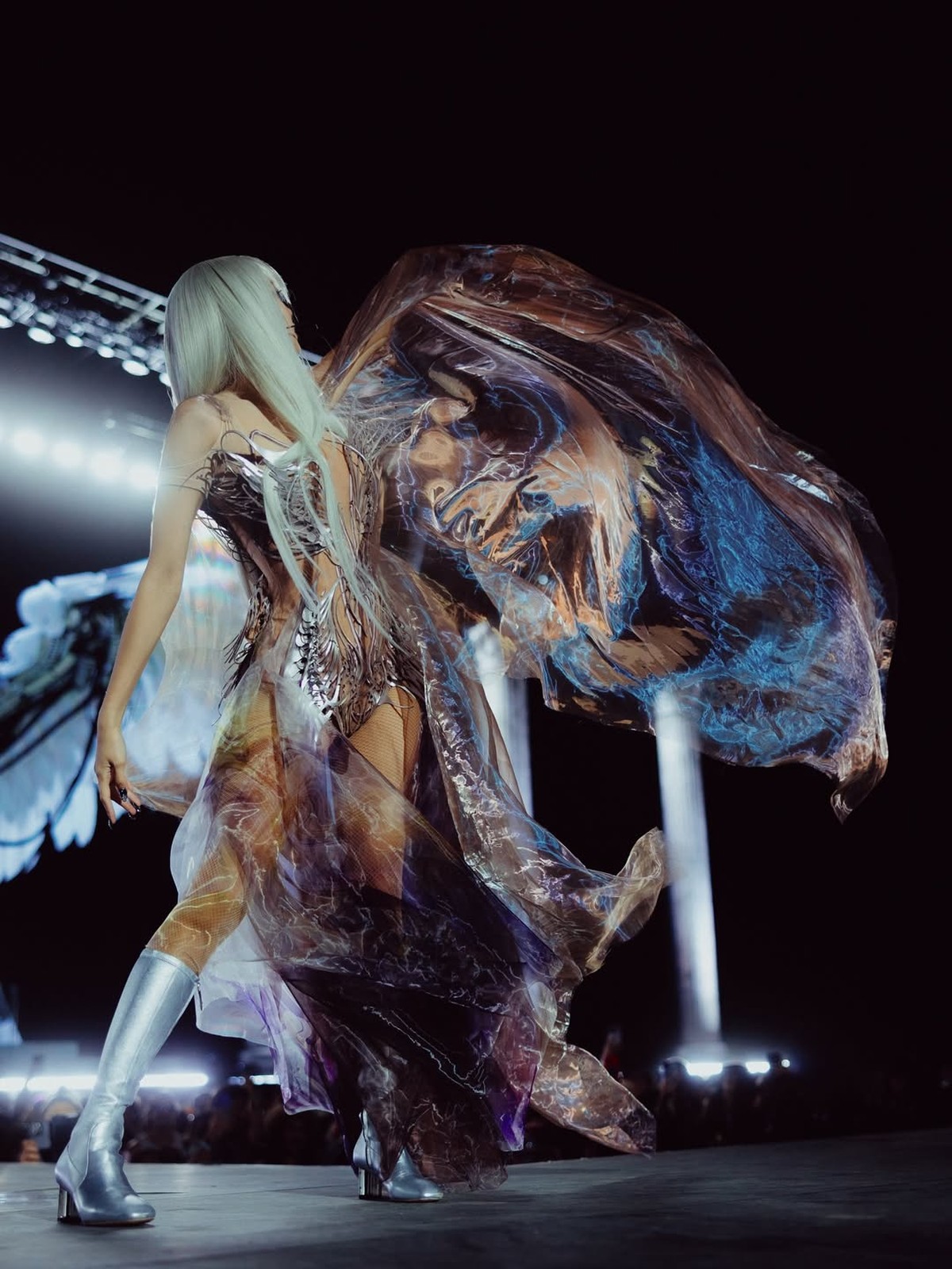 Gaya Lisa BLACKPINK memakai gaun rancangan Iris Van Herpen di Coachella 2026&period;