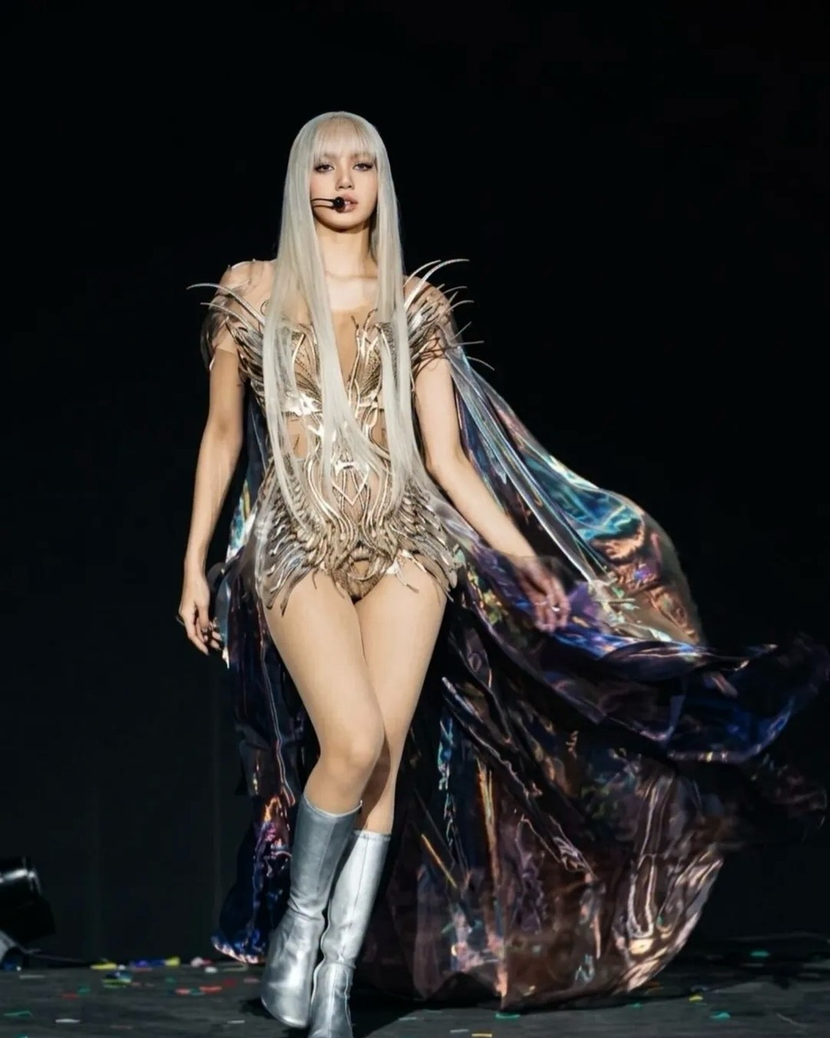 Gaya Lisa BLACKPINK memakai gaun rancangan Iris Van Herpen di Coachella 2026&period;