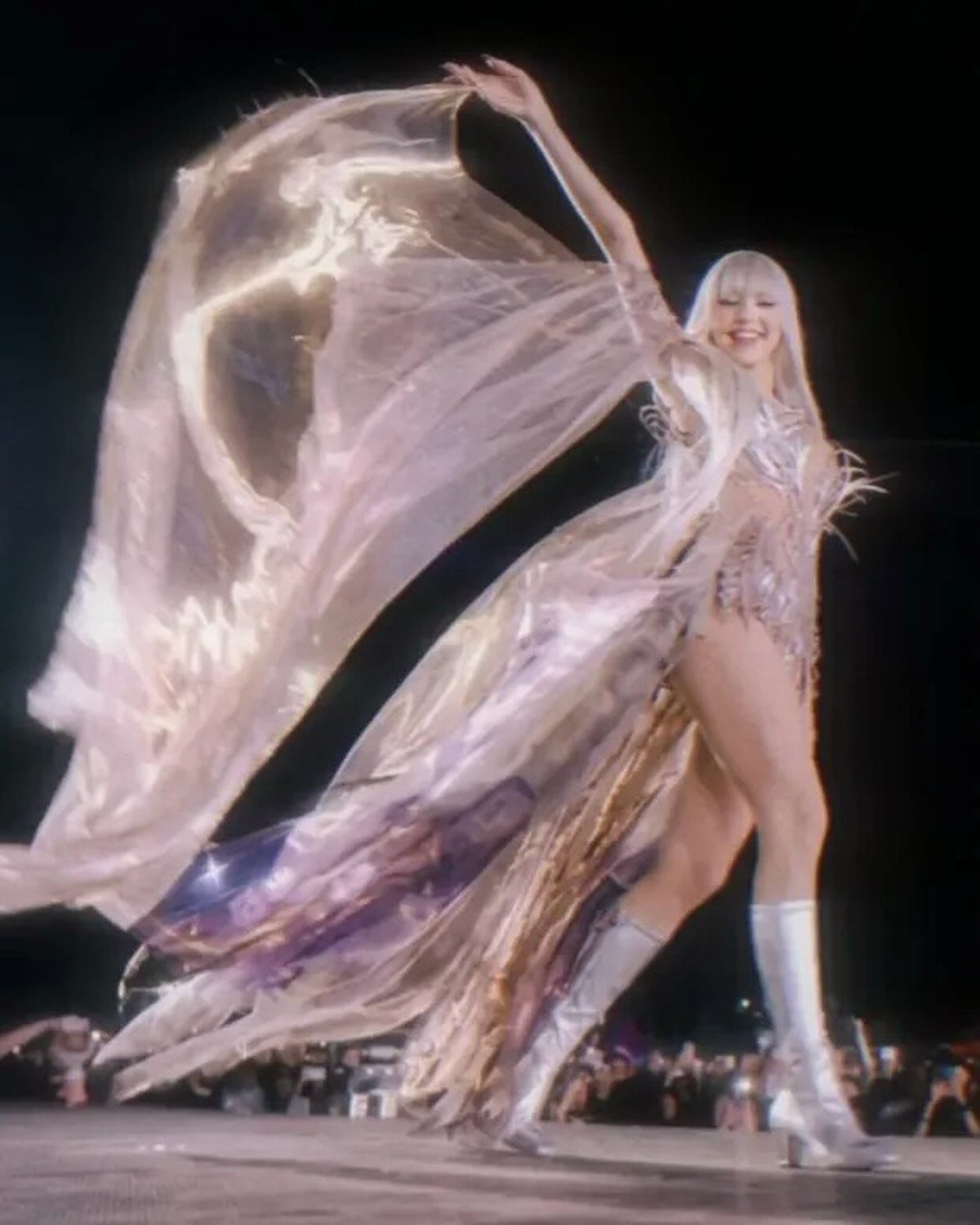 Gaya Lisa BLACKPINK memakai gaun rancangan Iris Van Herpen di Coachella 2026&period;