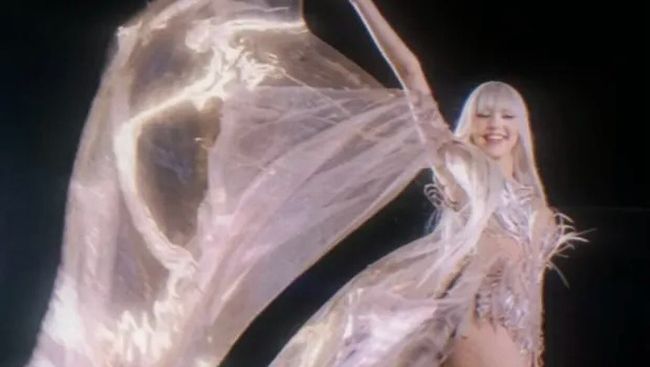 7 Momen Magis Lisa BLACKPINK Tampil di Coachella 2026 yang Ethereal bak Malaikat