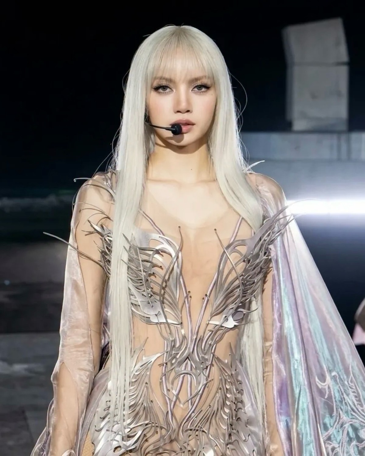 Gaya Lisa BLACKPINK memakai gaun rancangan Iris Van Herpen di Coachella 2026&period;