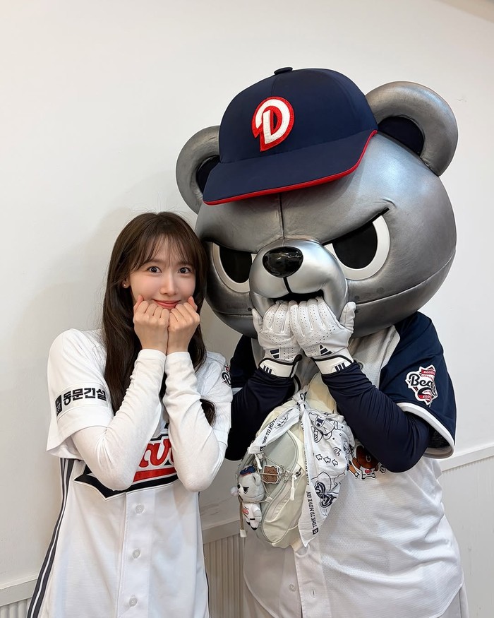 Momen ini jadi spesial karena ini adalah kali ketiga YoonA melakukan first pitch untuk Doosan Bears. Sebelumnya, ia pernah tampil di tahun 2009 saat playoff dan kembali lagi pada musim reguler tahun 2015./Foto: instagram.com/limyoona__official
