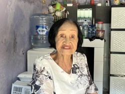 Cerita Oma Sri Jadi Konten Kreator meski Usia Tak Muda Lagi