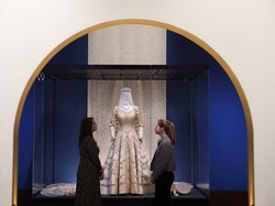 Pameran Terbesar Baju Ratu Elizabeth II, Ada Koleksi yang Belum Terekspos