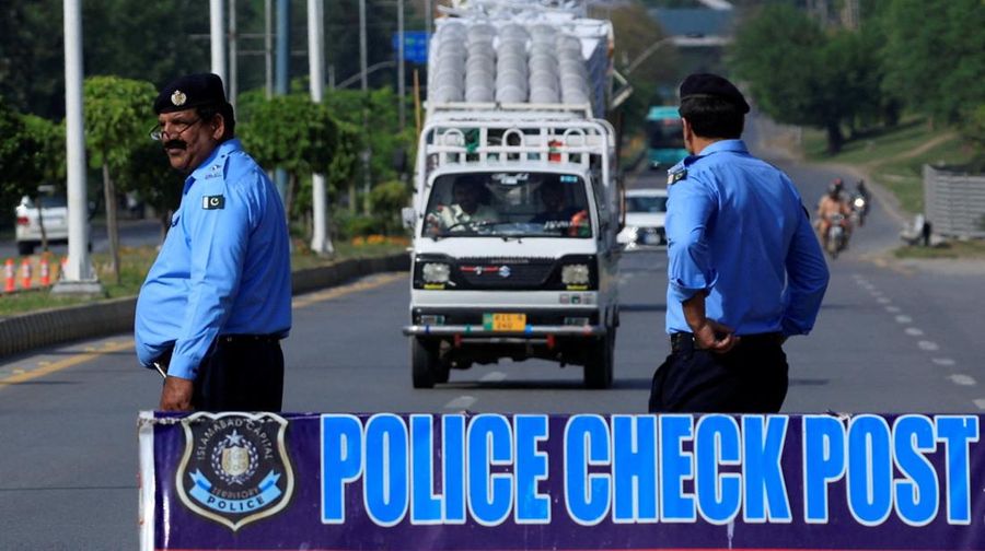 Seorang petugas polisi memberi isyarat ke sebuah kendaraan di pos pemeriksaan di sepanjang jalan dekat Masjid Faisal, saat Pakistan bersiap menjadi tuan rumah bagi AS dan Iran untuk fase kedua pembicaraan perdamaian di Islamabad, Pakistan, 19 April 2026. (REUTERS/Akhtar Soomro)