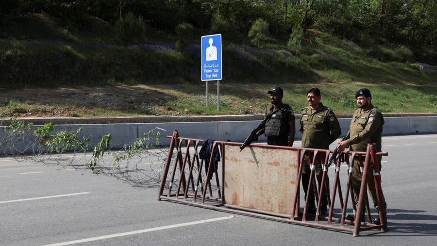 Seorang petugas polisi memberi isyarat ke sebuah kendaraan di pos pemeriksaan di sepanjang jalan dekat Masjid Faisal, saat Pakistan bersiap menjadi tuan rumah bagi AS dan Iran untuk fase kedua pembicaraan perdamaian di Islamabad, Pakistan, 19 April 2026. (REUTERS/Akhtar Soomro)