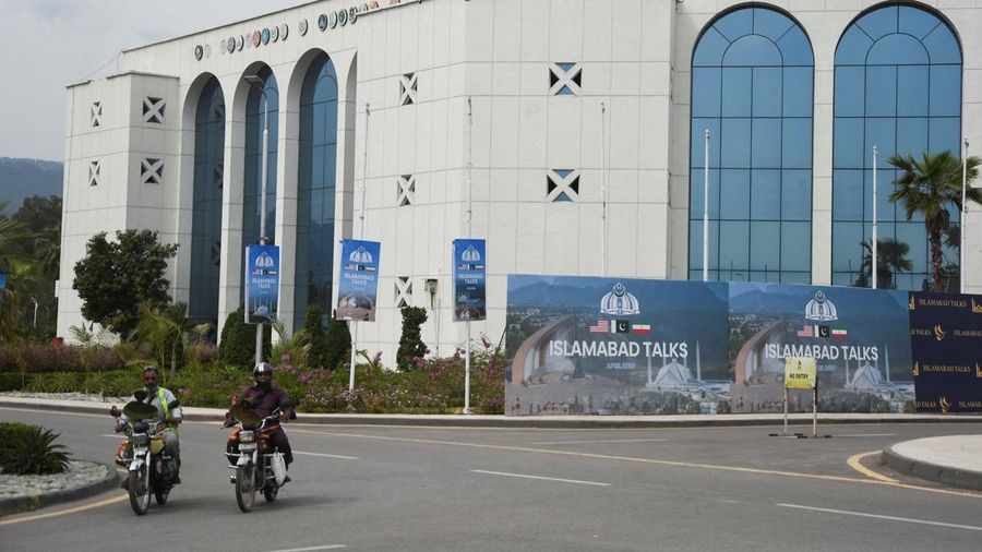 Seorang petugas polisi memberi isyarat ke sebuah kendaraan di pos pemeriksaan di sepanjang jalan dekat Masjid Faisal, saat Pakistan bersiap menjadi tuan rumah bagi AS dan Iran untuk fase kedua pembicaraan perdamaian di Islamabad, Pakistan, 19 April 2026. (REUTERS/Akhtar Soomro)