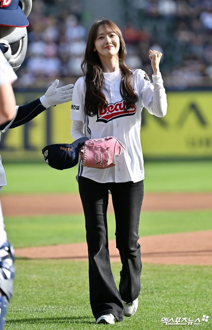 Penampilan YoonA yang sederhana tanpa outfit berlebihan justru menuai pujian. Banyak yang merasa pesonanya tetap sebagai idol yang sudah berkarier hampir 20 tahun!/Foto: Xportsnews