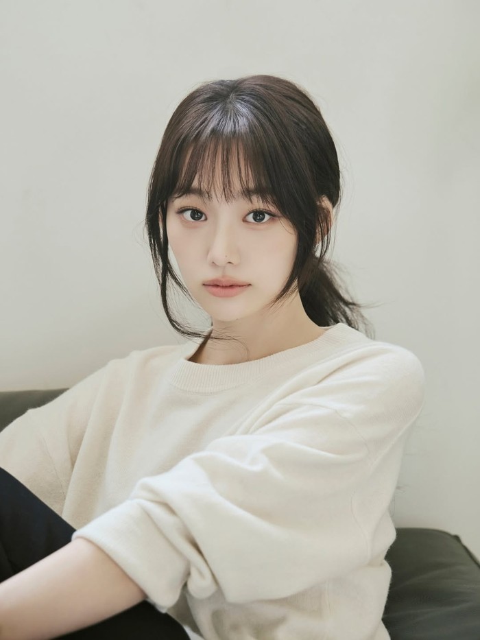 Perjalanan karier Kang Mi Na dimulai ketika ia resmi debut bersama I.O.I pada 4 Mei 2016 dengan mini album pertama, &lsquo;Chrysalis&rsquo;. Nama I.O.I pun semakin bersinar berkat kesuksesan lagu berjudul &lsquo;너무너무너무 (Very Very Very)&rsquo;. / Foto: instagram.com/_happiness_o