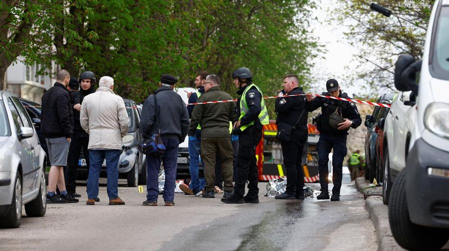 Sebuah kendaraan lapis baja di luar supermarket, tempat polisi Ukraina menembak meninggal seorang laki-laki nan melepaskan tembakan di sebuah distrik kota dan membentengi dirinya di dalam supermarket pada hari Sabtu, kata Menteri Dalam Negeri Ukraina Ihor Klymenko, di Kyiv, Ukraina, 18 April 2026. (REUTERS/Valentyn Ogirenko)