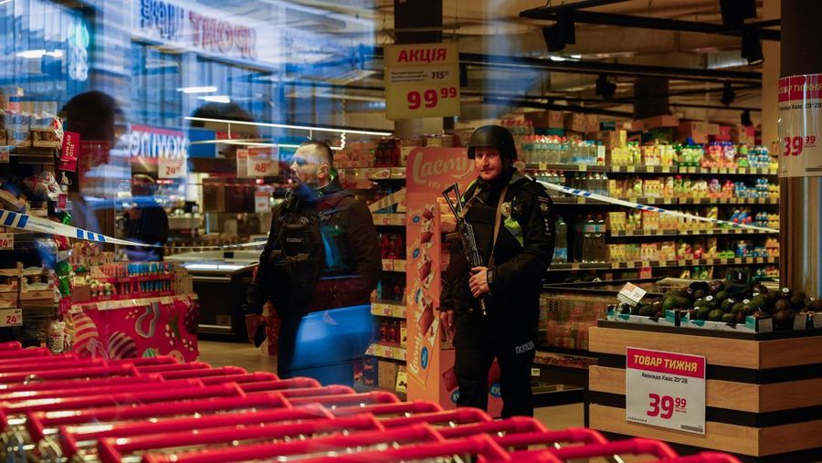 Sebuah kendaraan lapis baja di luar supermarket, tempat polisi Ukraina menembak meninggal seorang laki-laki nan melepaskan tembakan di sebuah distrik kota dan membentengi dirinya di dalam supermarket pada hari Sabtu, kata Menteri Dalam Negeri Ukraina Ihor Klymenko, di Kyiv, Ukraina, 18 April 2026. (REUTERS/Valentyn Ogirenko)