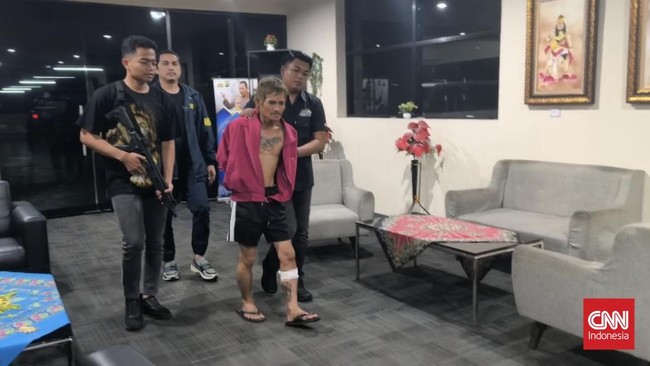 Seorang ibu berinisial W (45) ditemukan tewas di Tangerang. Korban tewas dibunuh anak tirinya, NS berusia 25 tahun.