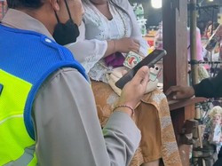 Viral Remaja Perempuan Ditinggal Cowoknya Seusai Sembahyang di Pura Besakih