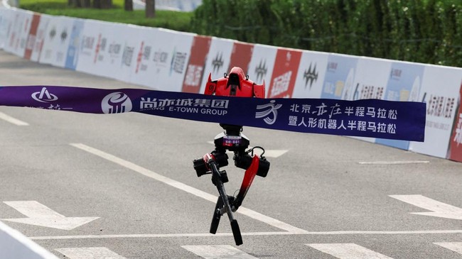 Robot China Kalahkan Pelari Tercepat di Dunia Usain Bolt